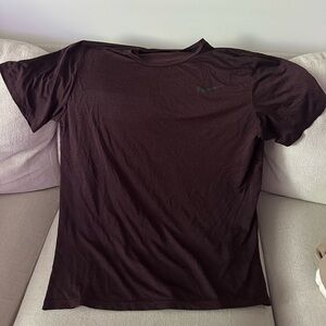 Vintage Nike Men's Maroon T-Shirt